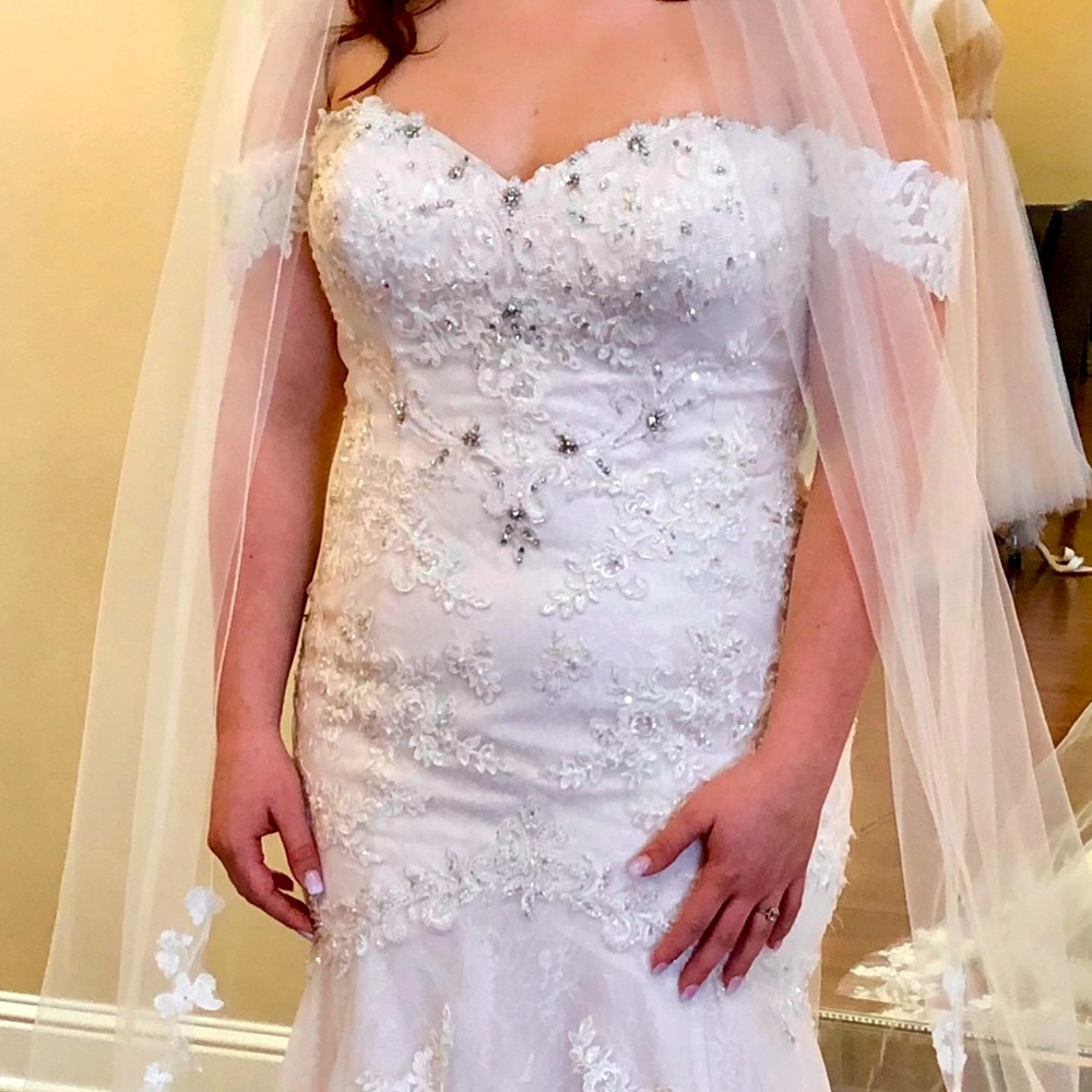 Selling a never been worn Wedding dress.